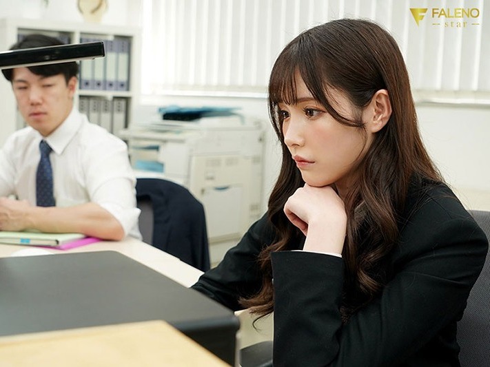 【痴女】女上司と出張先のホテルで相部屋に！？美脚に惑わされて恋人がいるのに体の関係を結んでしまう…♡