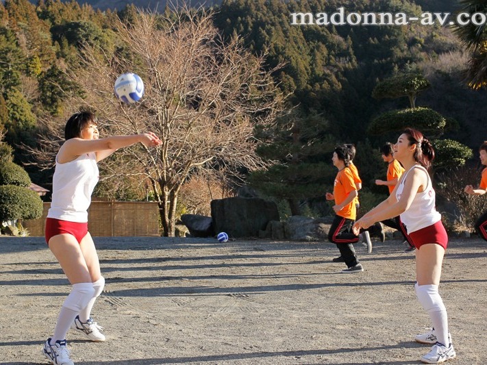 【熟女】大学生達の合宿に潜り込んだ奥様は、若い部員のチ◯ポを咥え込む♡